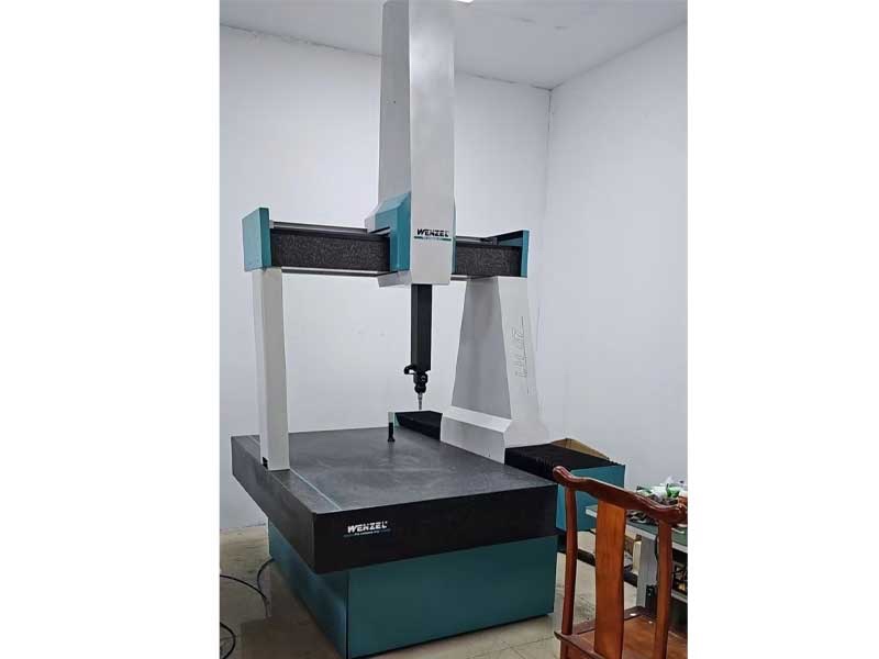 Three-coordinate measuring machine 英/θriː kəʊˈɔːdɪneɪt ˈmeʒərɪŋ məˈʃiːn/ 美/θriː koʊˈɔːrdɪneɪt ˈmeʒərɪŋ məˈʃiːn/